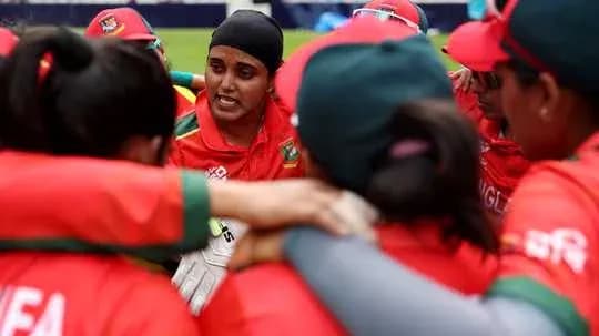Jugadora de Bangladesh hablando con el equipo en círculo