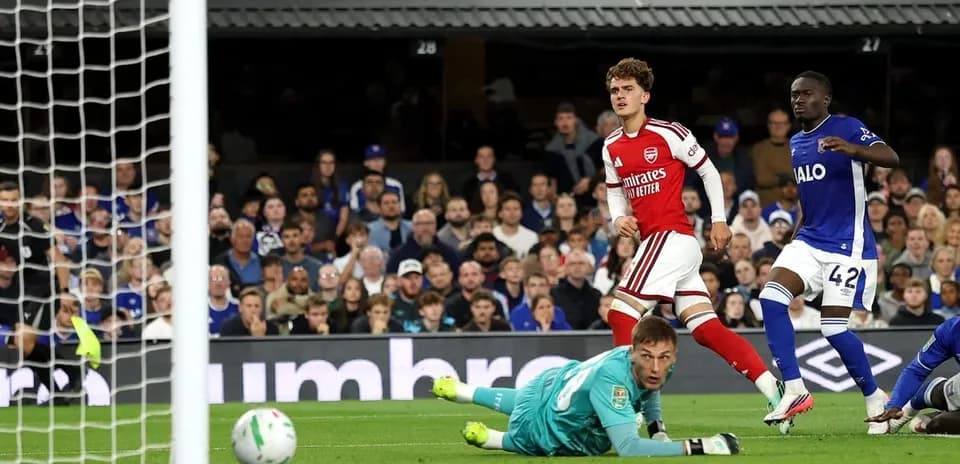 Jugador de Arsenal celebra gol mientras portero cae