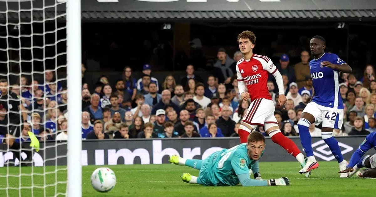 Jugador de Arsenal celebra gol mientras portero cae