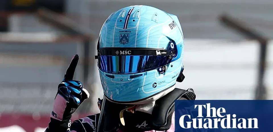 Piloto de Fórmula 1 con casco levantando un dedo
