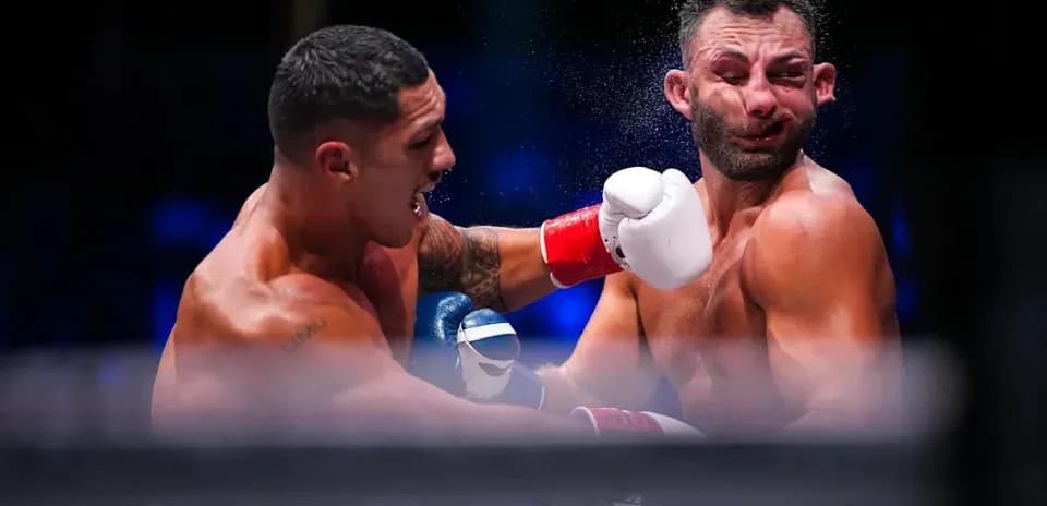 Boxeadores golpeándose durante una pelea en el ring