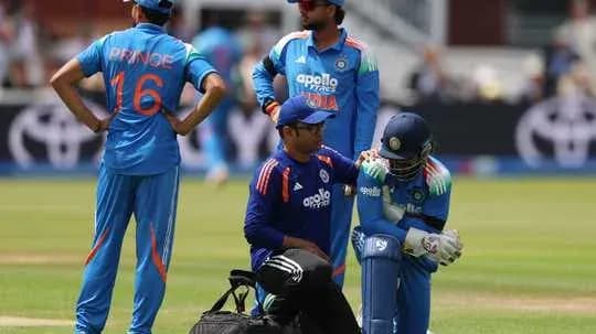 Jugadores de cricket indio en el campo durante un partido