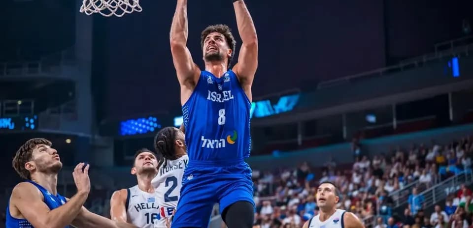Jugador de Israel realizando un mate en partido