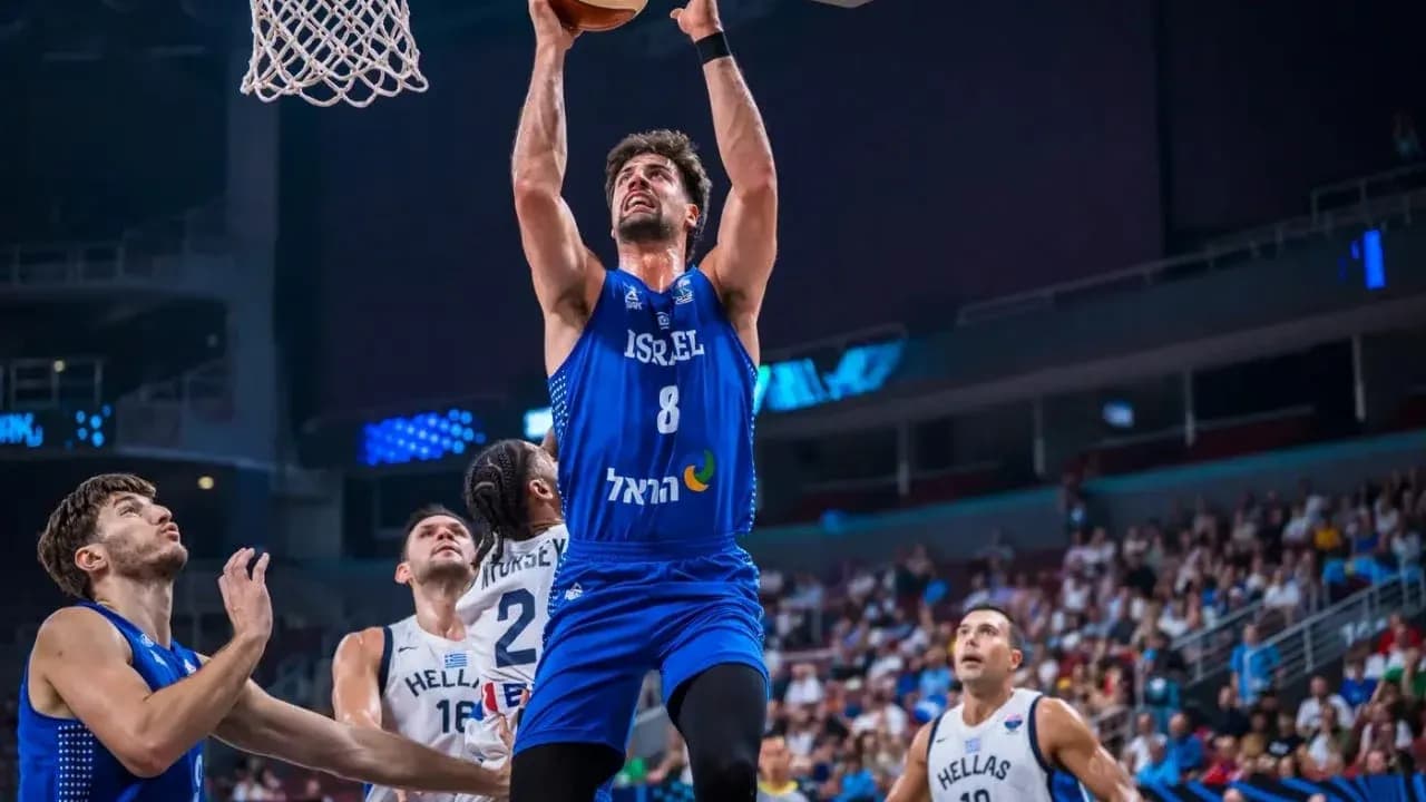 Jugador de Israel realizando un mate en partido