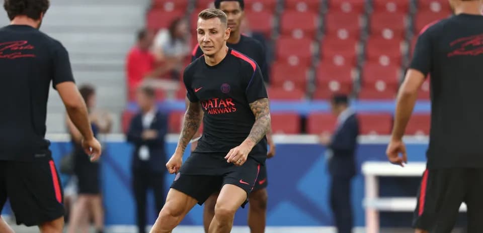 Jugador entrenando en la cancha con compañeros