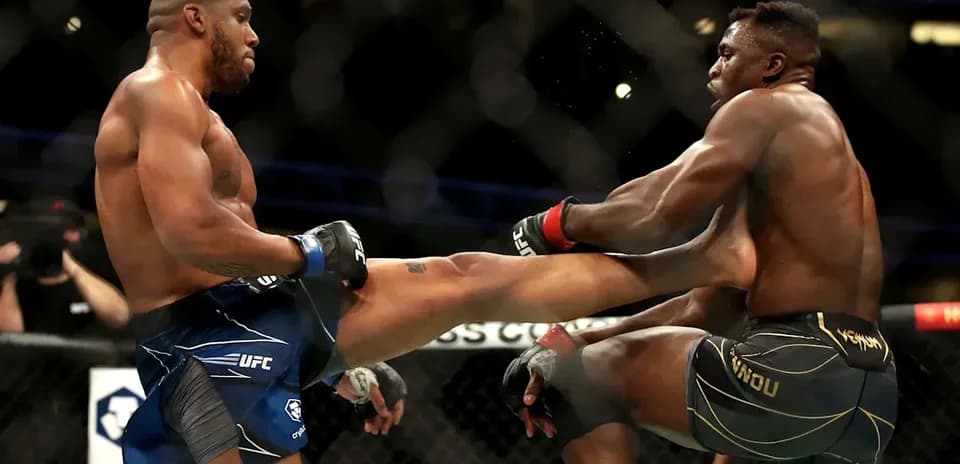 Luchadores en combate durante evento de UFC