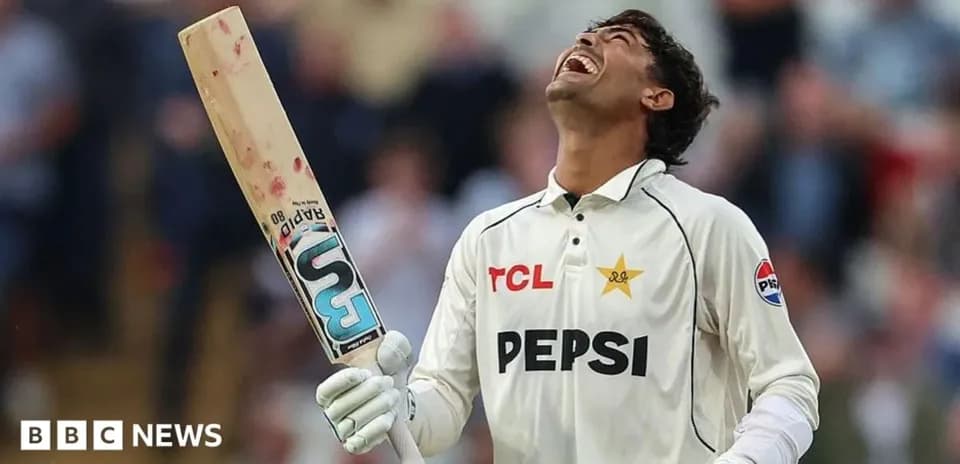 Jugador de cricket sosteniendo un bate en celebración