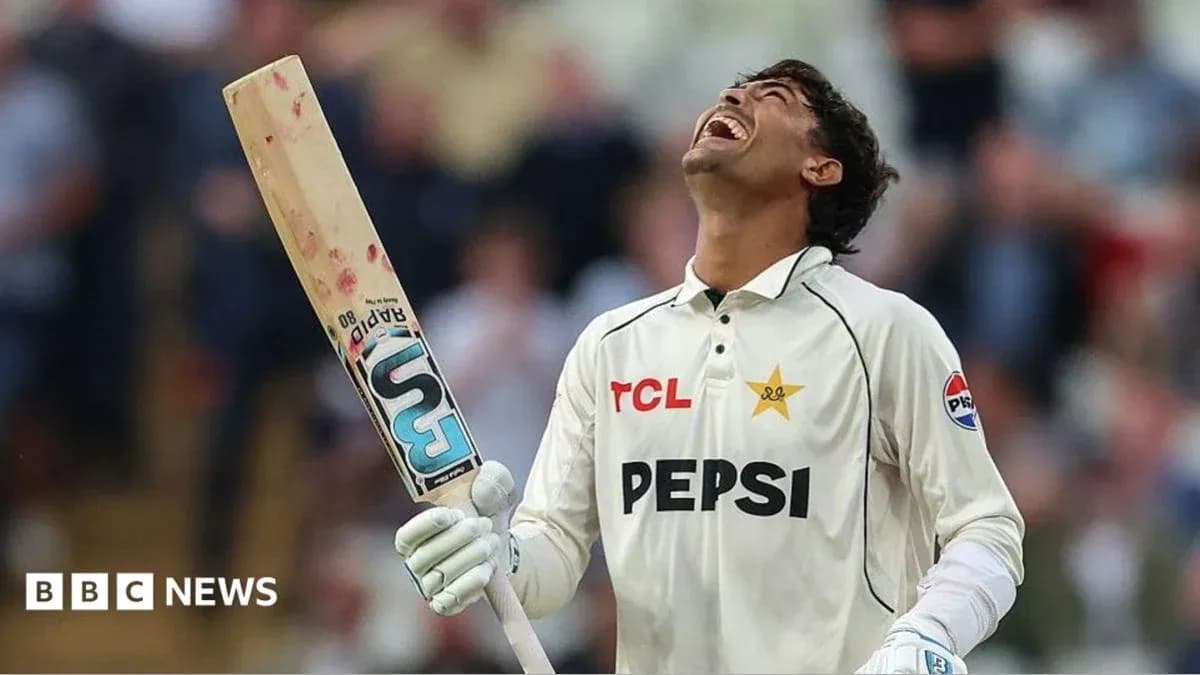 Jugador de cricket sosteniendo un bate en celebración