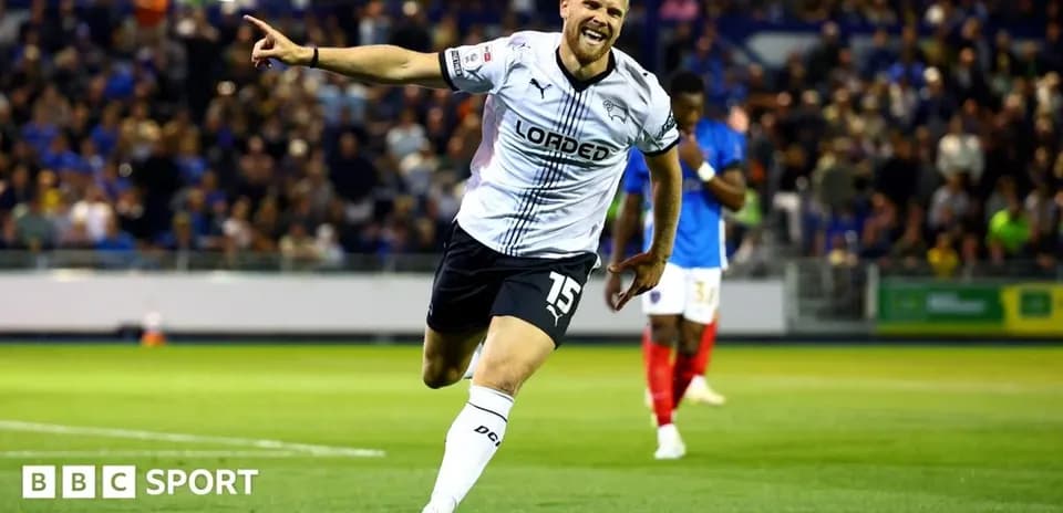 Jugador celebrando un gol en el campo