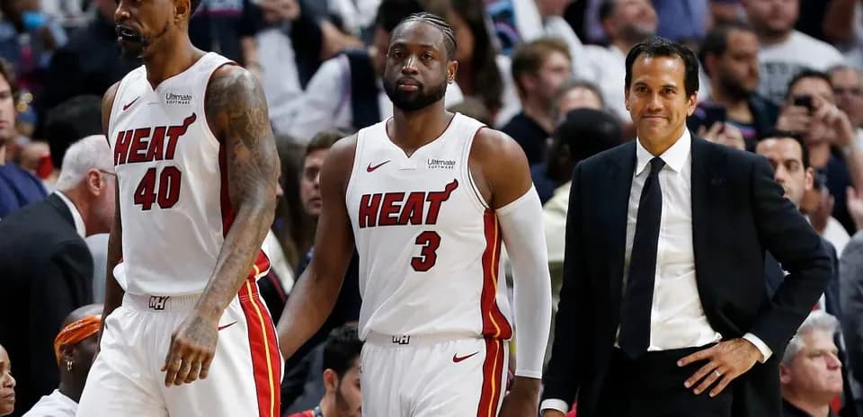 Jugadores de Miami Heat caminando hacia el banquillo