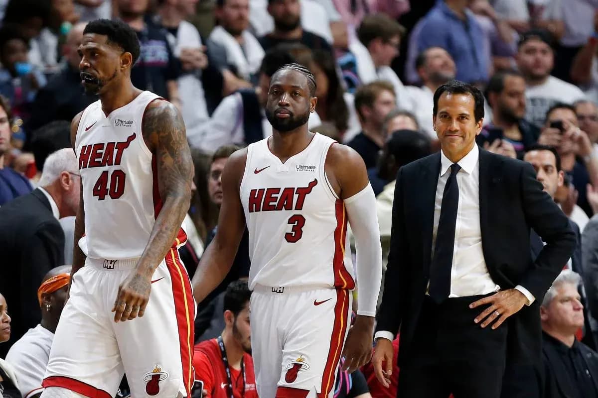 Jugadores de Miami Heat caminando hacia el banquillo