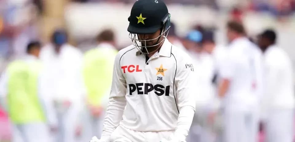 Jugador de críquet de Pakistán caminando hacia el vestuario