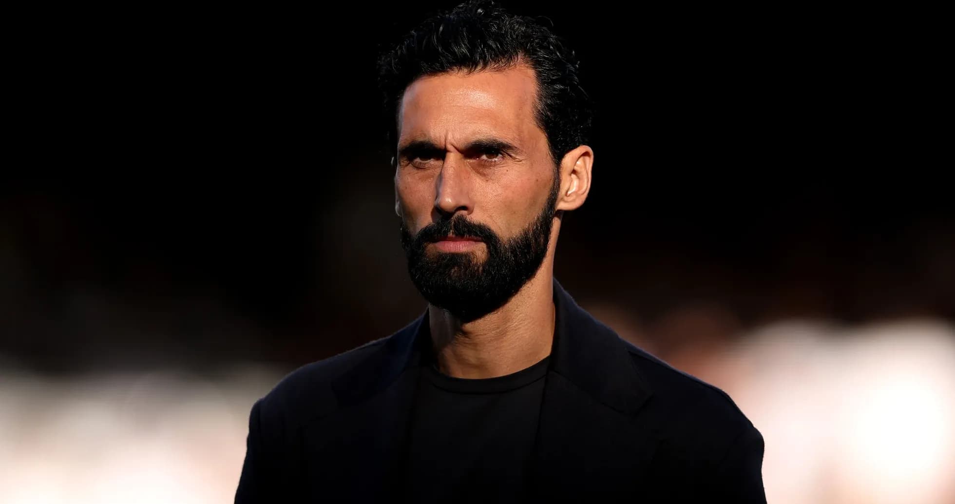 Hombre con barba y cabello oscuro en primer plano