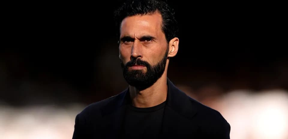 Hombre con barba y cabello oscuro en primer plano