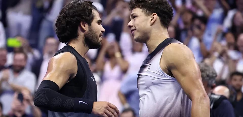 Jugadores saludándose después del partido de tenis
