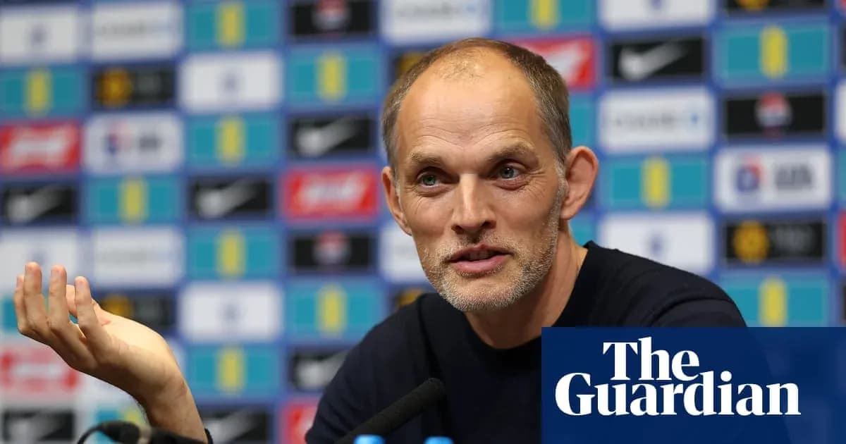 Entrenador hablando en una conferencia de prensa