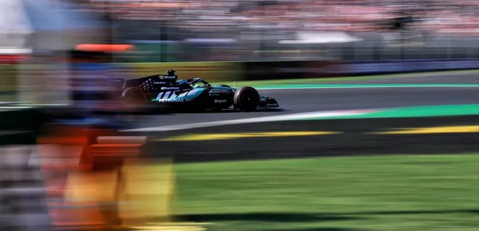 Coche de Fórmula 1 en plena carrera en circuito