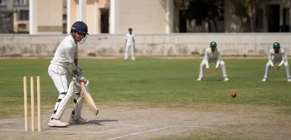 Bateador preparando para golpear la pelota de cricket