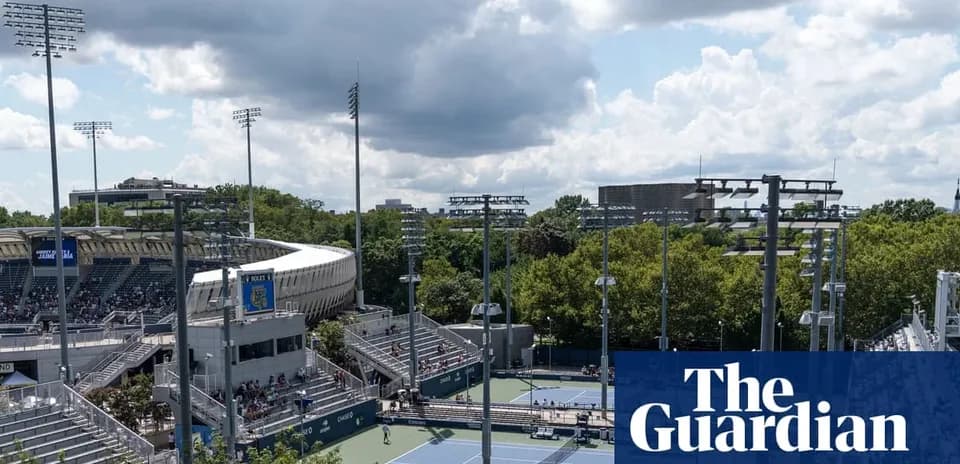 Vista del complejo de tenis con canchas y espectadores