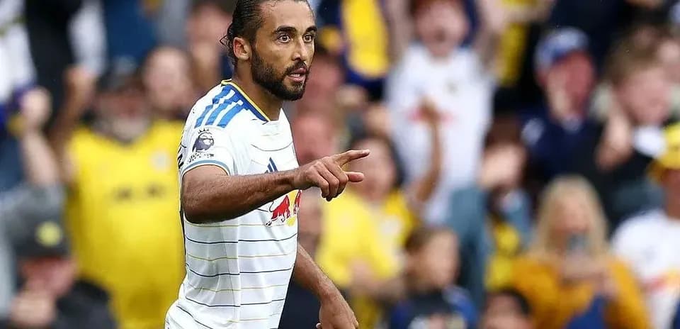Jugador señalando a la multitud tras un gol