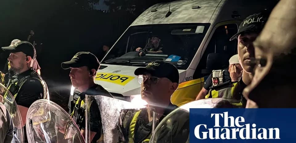 Grupo de policías en formación con vehículo de policía