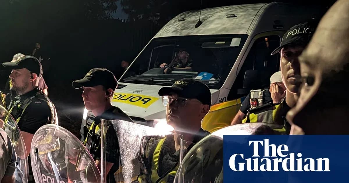 Grupo de policías en formación con vehículo de policía