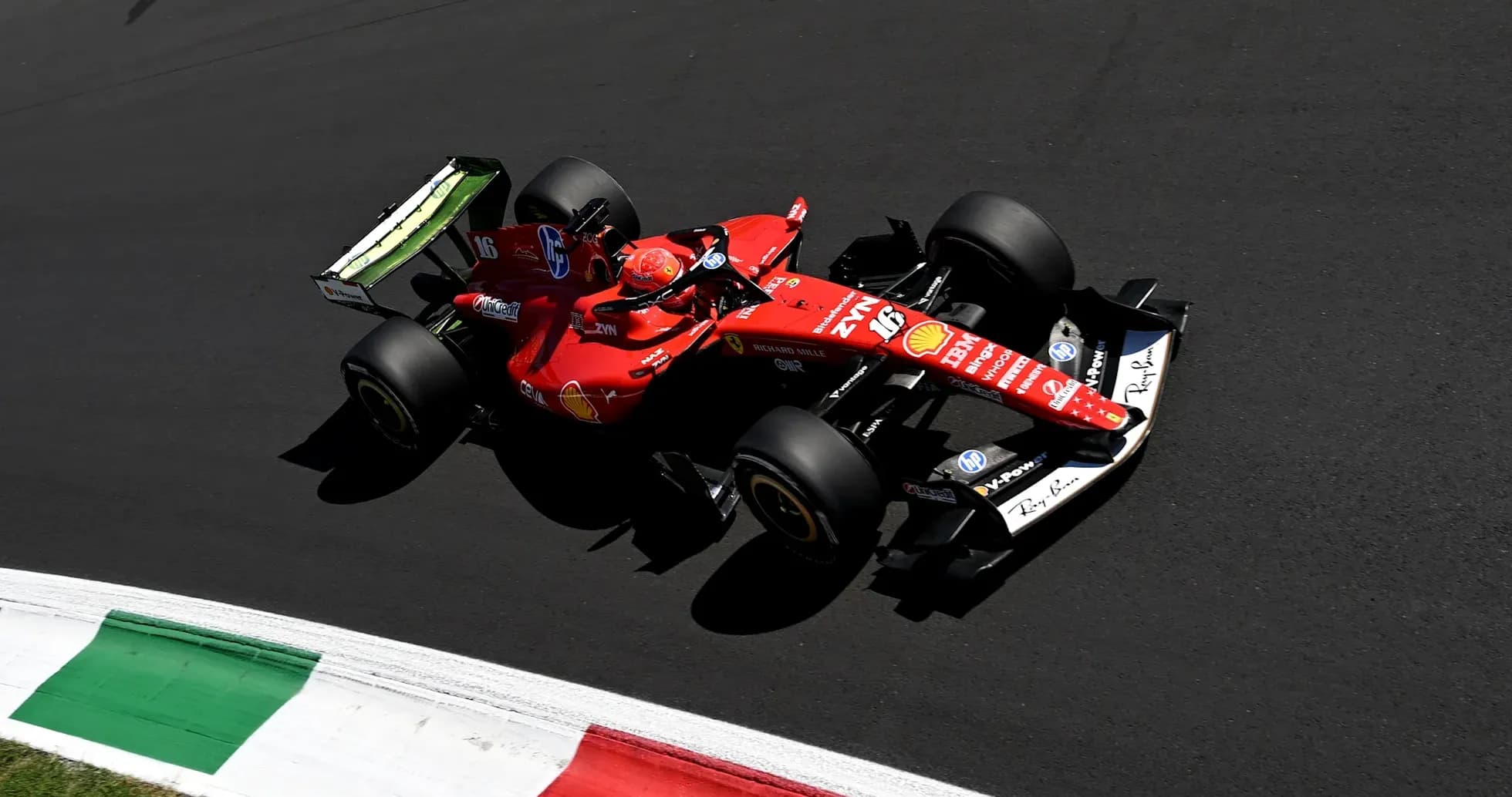 Coche de Fórmula 1 de Ferrari en pista