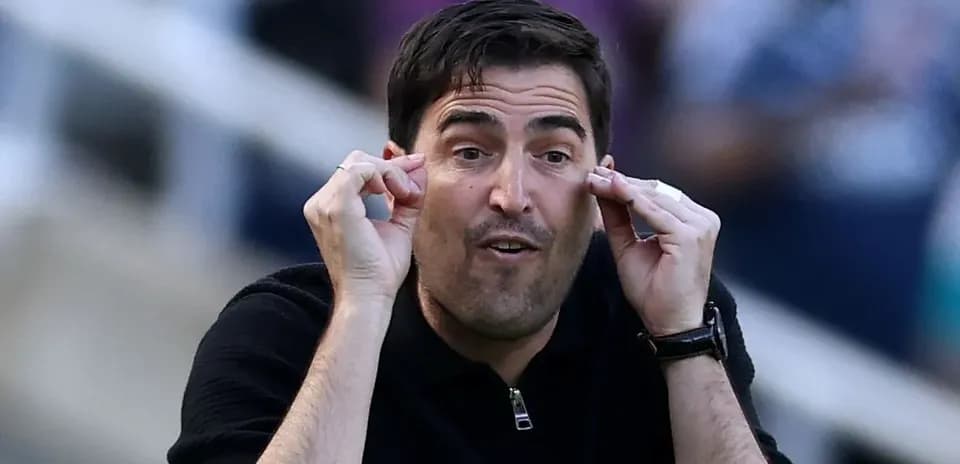 Entrenador dirigiendo instrucciones durante el partido