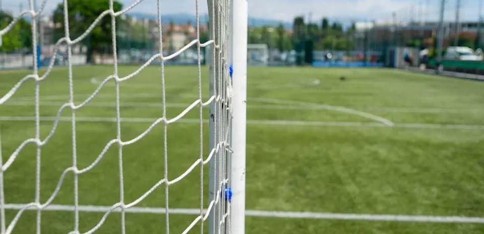 Red de gol en un campo de fútbol