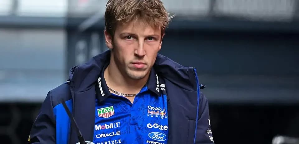 Piloto de Fórmula 1 saliendo del paddock