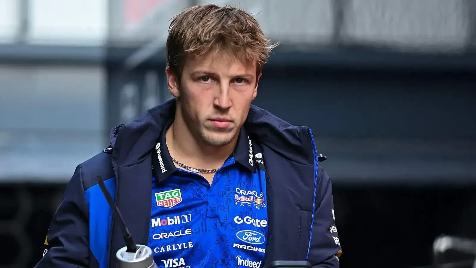 Piloto de Fórmula 1 saliendo del paddock