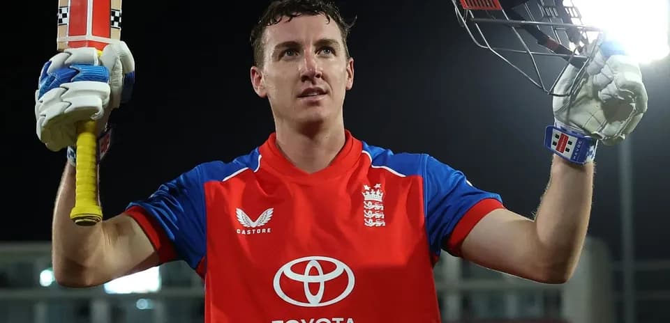 Jugador de cricket celebrando con bate en mano