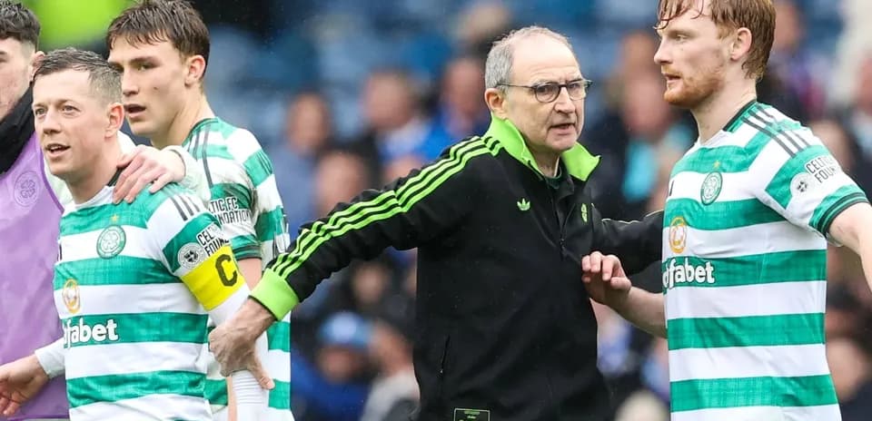 Jugadores de Celtic y entrenador en el campo