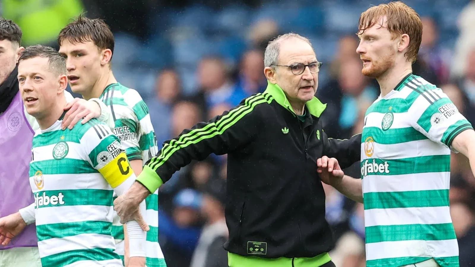 Jugadores de Celtic y entrenador en el campo