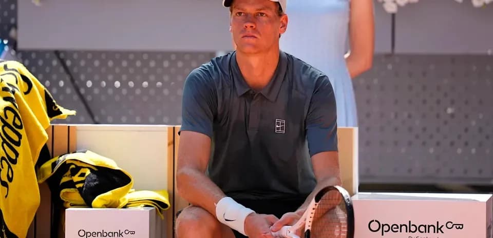 Jugador de tenis sentado en el banquillo durante partido