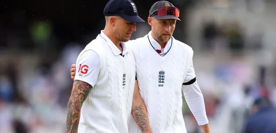 Jugadores de cricket de Inglaterra caminando juntos