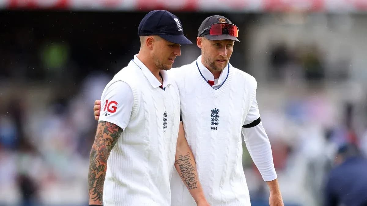 Jugadores de cricket de Inglaterra caminando juntos