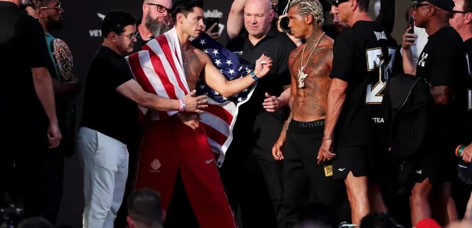Boxeadores en la ceremonia de pesaje antes del combate