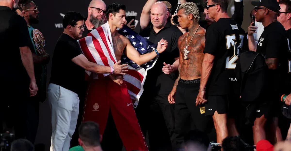Boxeadores en la ceremonia de pesaje antes del combate