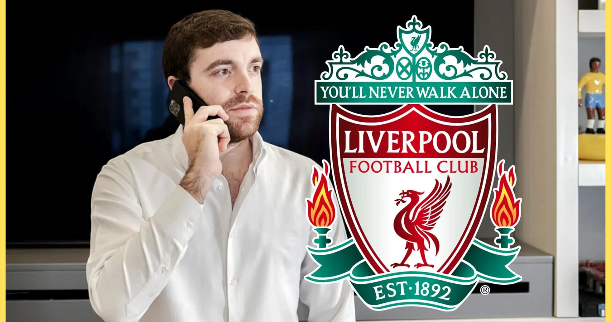 Hombre hablando por teléfono con logo de Liverpool FC