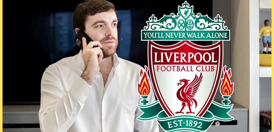 Hombre hablando por teléfono con logo de Liverpool FC