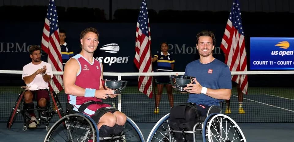 Jugadores en sillas de ruedas sosteniendo trofeos en US Open