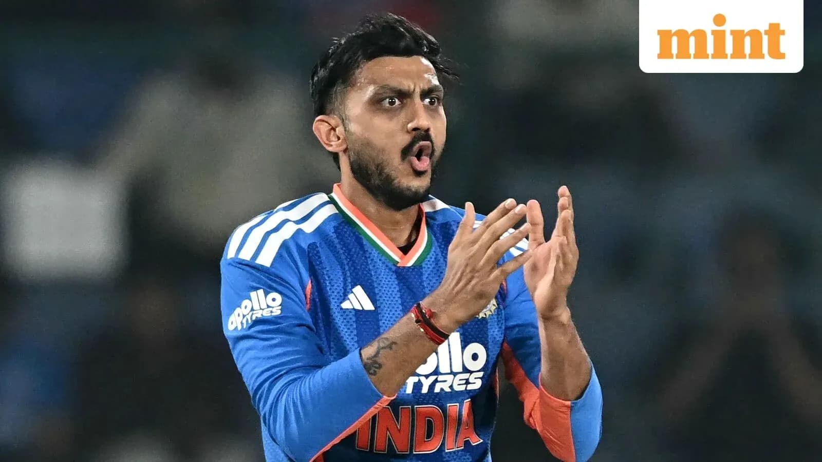 Jugador de cricket aplaudiendo en uniforme de India