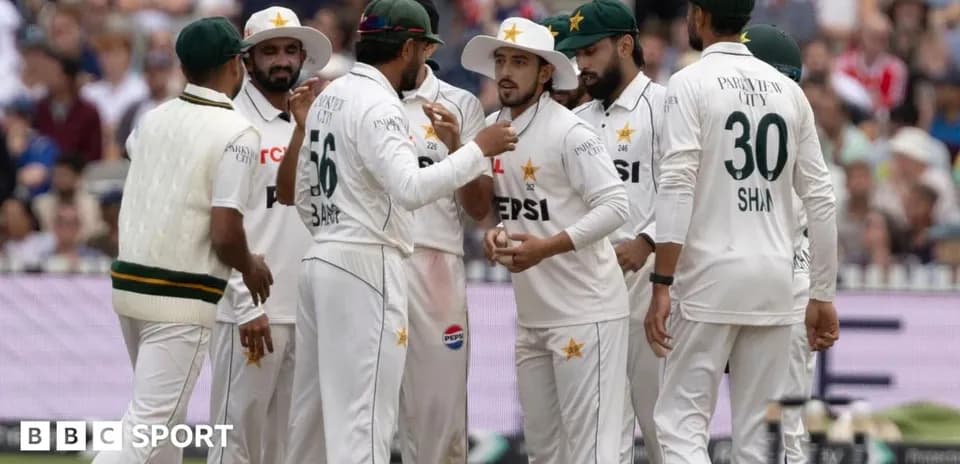 Jugadores de Pakistán celebrando una wicket en cricket