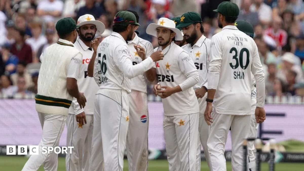 Jugadores de Pakistán celebrando una wicket en cricket