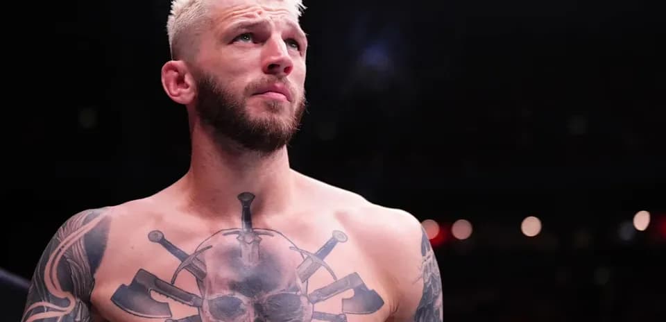 Luchador con tatuajes en el pecho en el ring