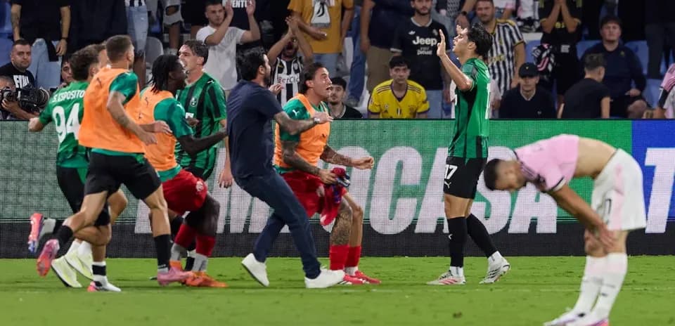 Jugadores de Sassuolo celebrando un gol en el campo