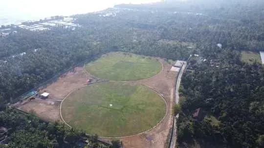 Vista aérea de dos campos de cricket verdes