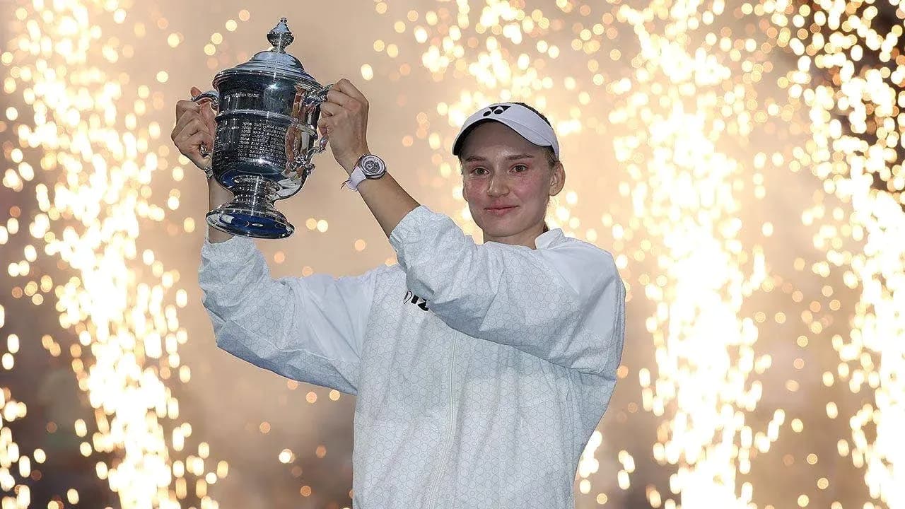 Jugadora levantando trofeo con fuegos artificiales
