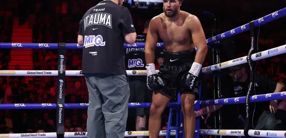 Boxeador recibiendo instrucciones en el rincón